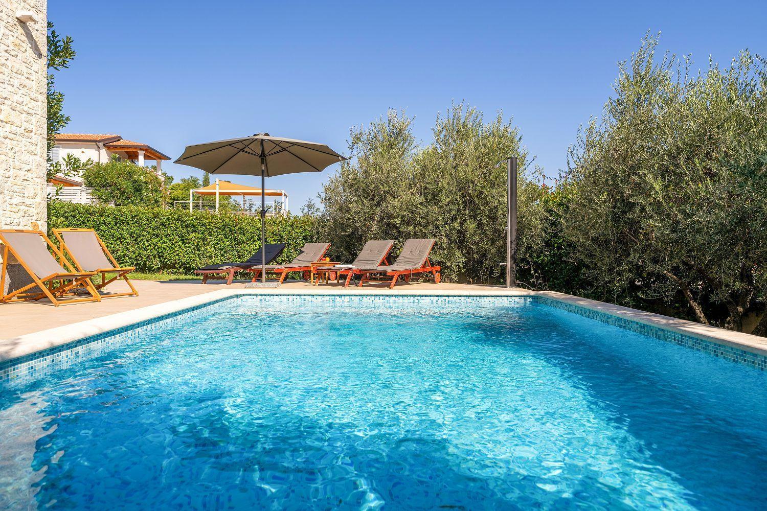 Idyllische Mit Panorama Meerblick, Privatpool, Babybett, Aussendusche, Umgeben Von Oleander Und Oliven Poreč